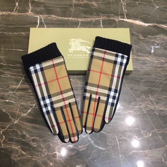 Burberry Women's Yellow Thermal Gloves - Picture 4 of 4